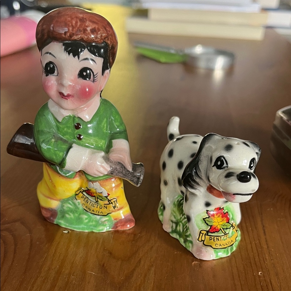 Vintage Figurine Set Davy Crockett salt and pepper.